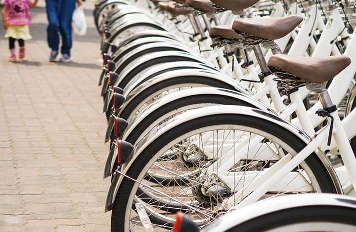 シェアサイクル用の自転車が並んでいるイメージ